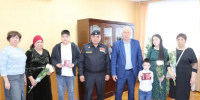 В семьи героев, отдавших свои жизни на полях сражений в зоне специальной военной операции, переданы государственные награды - Енотаевский муниципальный округ